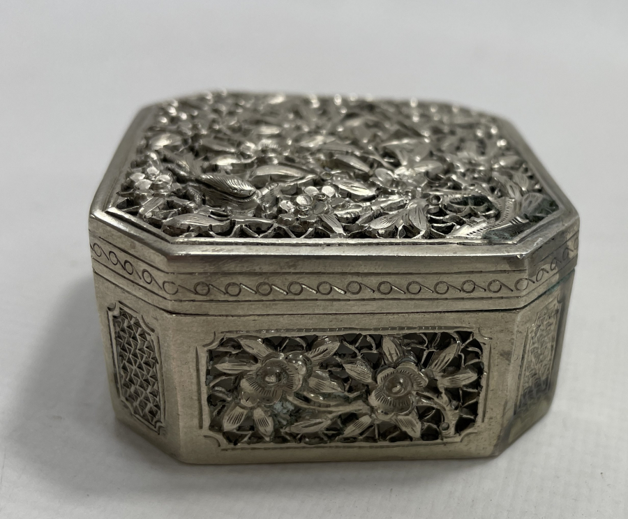 ÜZERİ KABARTMA VE KALEM İŞÇİLİKLİ UZAK DOĞU YAPIMI GÜMÜŞ KUTU