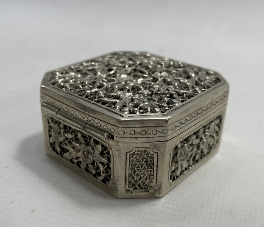 ÜZERİ KABARTMA VE KALEM İŞÇİLİKLİ UZAK DOĞU YAPIMI GÜMÜŞ KUTU