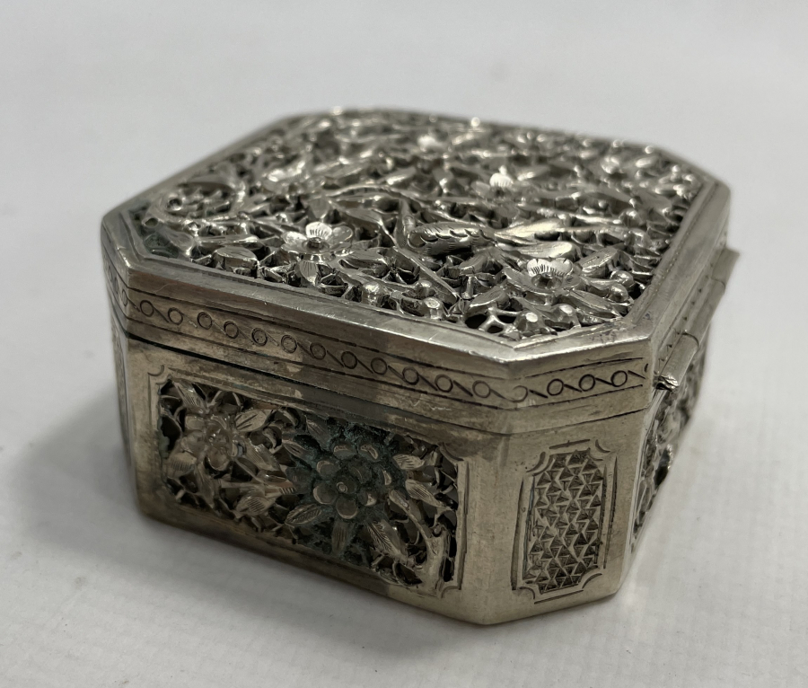 ÜZERİ KABARTMA VE KALEM İŞÇİLİKLİ UZAK DOĞU YAPIMI GÜMÜŞ KUTU