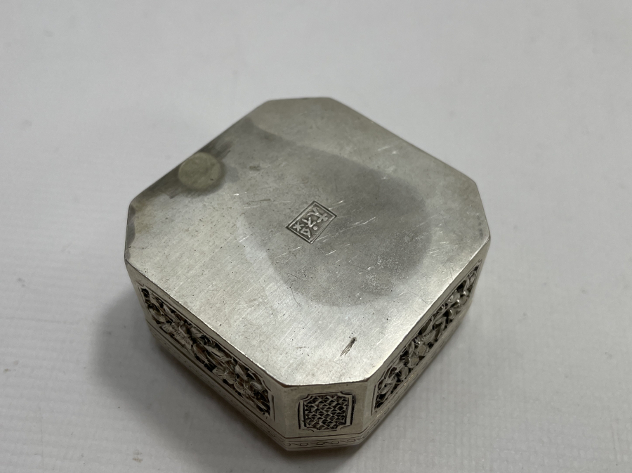 ÜZERİ KABARTMA VE KALEM İŞÇİLİKLİ UZAK DOĞU YAPIMI GÜMÜŞ KUTU