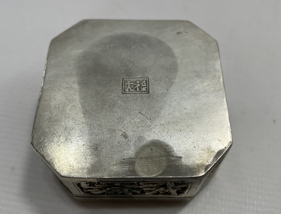 ÜZERİ KABARTMA VE KALEM İŞÇİLİKLİ UZAK DOĞU YAPIMI GÜMÜŞ KUTU