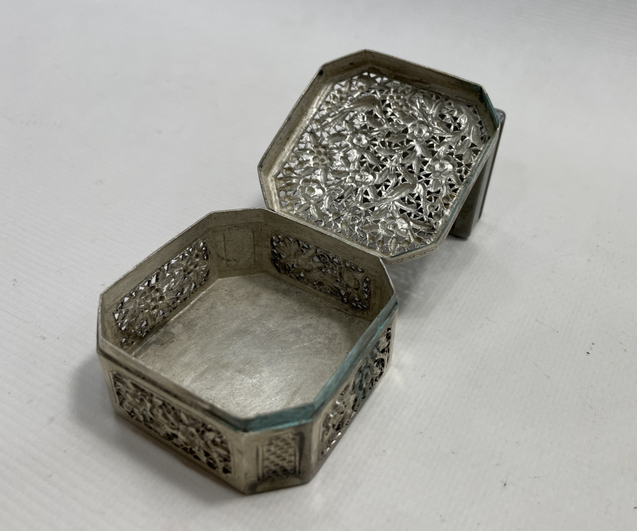 ÜZERİ KABARTMA VE KALEM İŞÇİLİKLİ UZAK DOĞU YAPIMI GÜMÜŞ KUTU