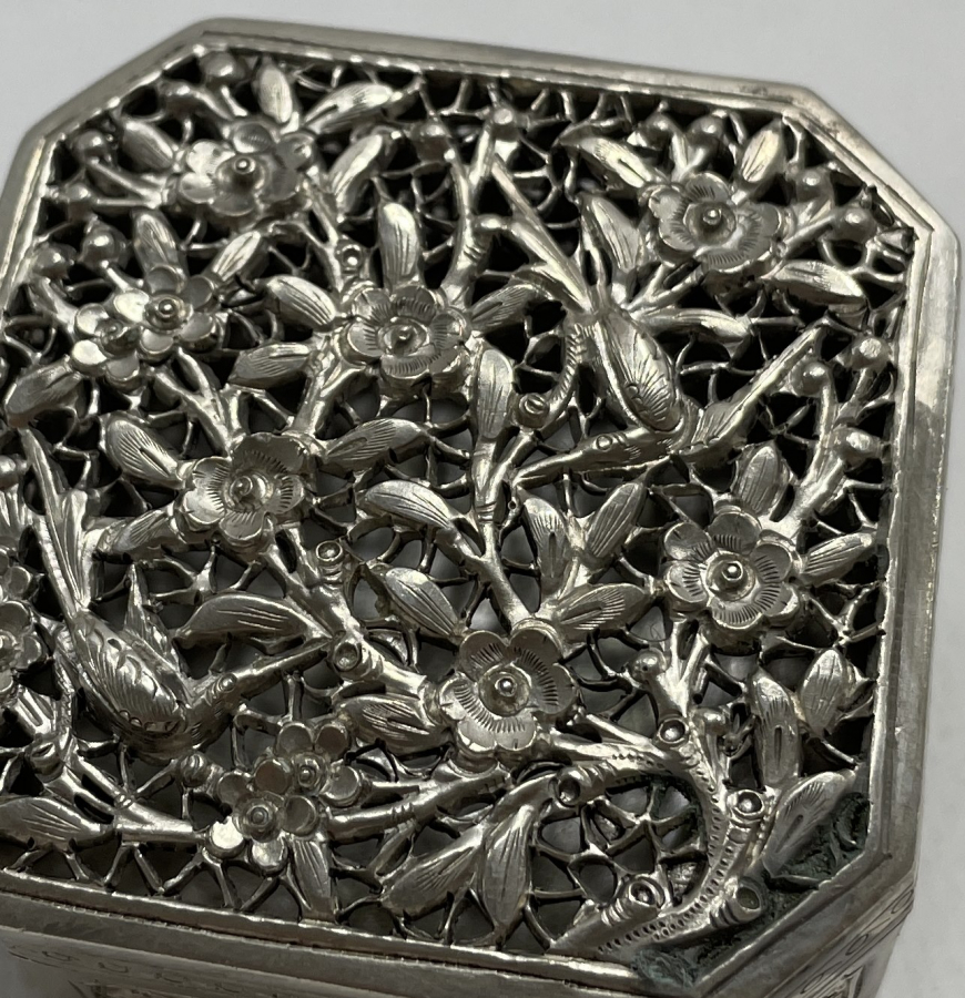 ÜZERİ KABARTMA VE KALEM İŞÇİLİKLİ UZAK DOĞU YAPIMI GÜMÜŞ KUTU