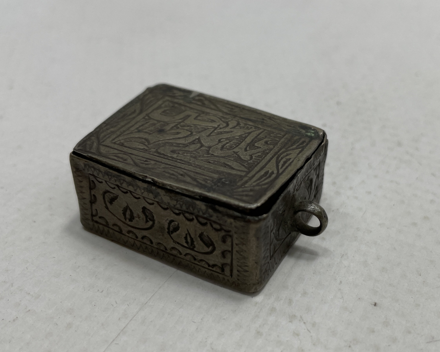 ÜZERİ OSMANLICA YAZILI OSMANLI DÖNEMİ SANCAK KUR'AN-I KERİM KABI