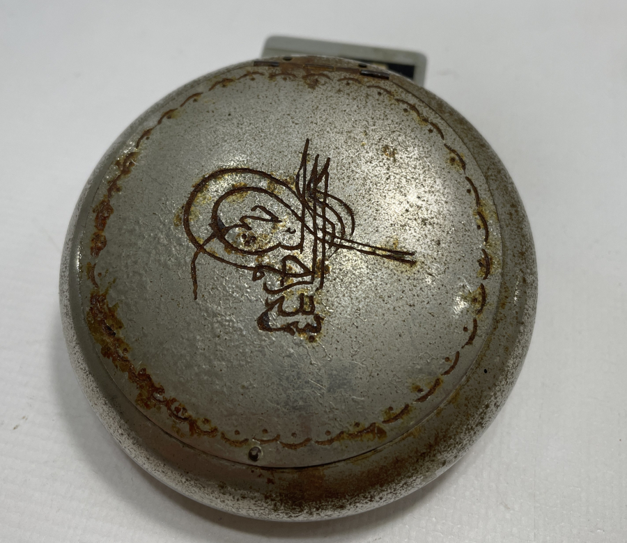 ÜZERİNDE TUĞRA FORMUNDA BESMELE-İ ŞERİF YAZILI MİSK KUTUSU