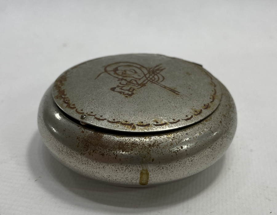 ÜZERİNDE TUĞRA FORMUNDA BESMELE-İ ŞERİF YAZILI MİSK KUTUSU