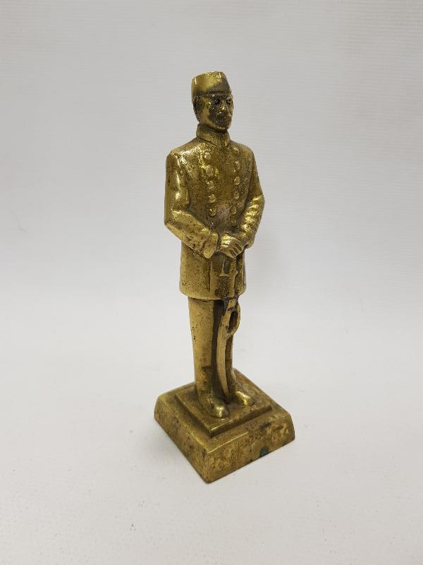 KARA HARP OKULU MEZUNU GENÇ SUBAY MUSTAFA KEMAL ATATÜRK HEYKEL