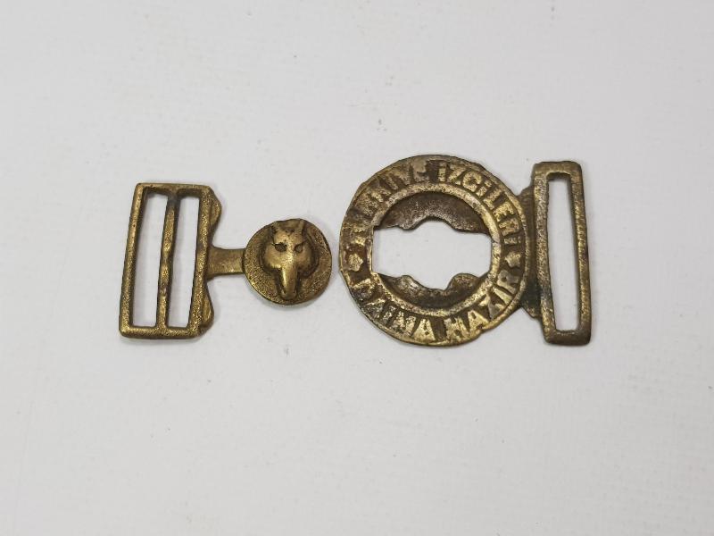 TÜRKİYE İZCİLERİ DAİMA HAZI YAZILI PİRİNÇ İZCİ KEMER TOKASI