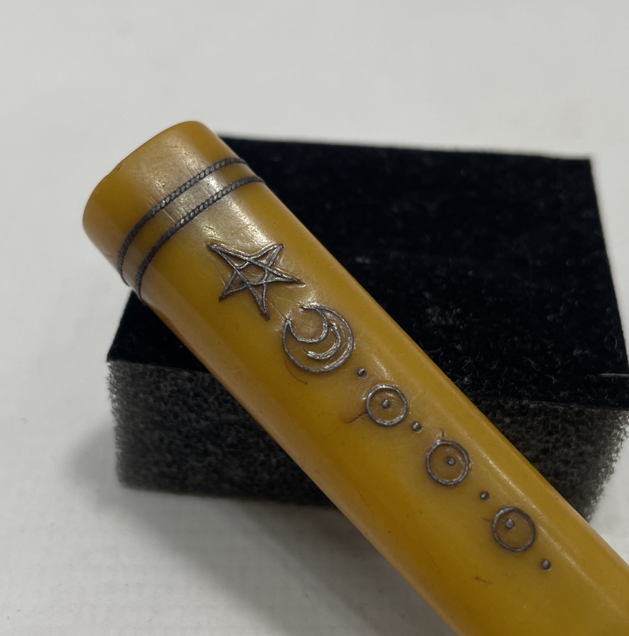 OSMANLI DÖNEMİ ÜZERİ GÜMÜŞ ÇAKMA İŞÇİLİKLİ VE YAZILI AĞA İŞİ BAĞA SİGARA AĞIZLIĞI