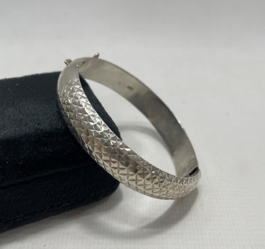 ÜZERİ KABARTMA İŞÇİLİKLİ GÜMÜŞ BİLEZİK