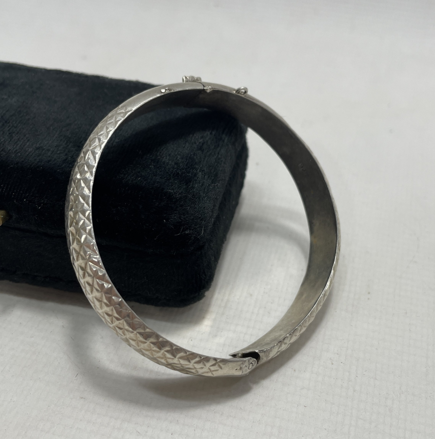 ÜZERİ KABARTMA İŞÇİLİKLİ GÜMÜŞ BİLEZİK