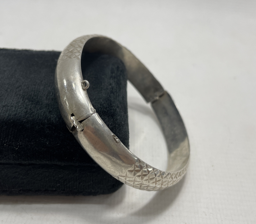 ÜZERİ KABARTMA İŞÇİLİKLİ GÜMÜŞ BİLEZİK