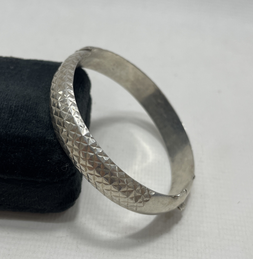 ÜZERİ KABARTMA İŞÇİLİKLİ GÜMÜŞ BİLEZİK