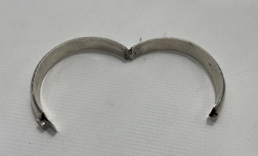 ÜZERİ KABARTMA İŞÇİLİKLİ GÜMÜŞ BİLEZİK