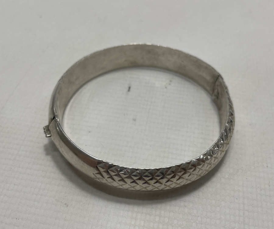 ÜZERİ KABARTMA İŞÇİLİKLİ GÜMÜŞ BİLEZİK