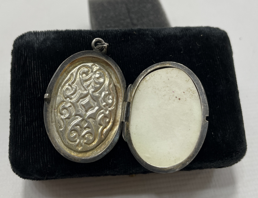 ÜZERİ KABARTMA İŞÇİLİKLİ 1930 LARDAN GÜMÜŞ KOLYE FOTOĞRAFLIK