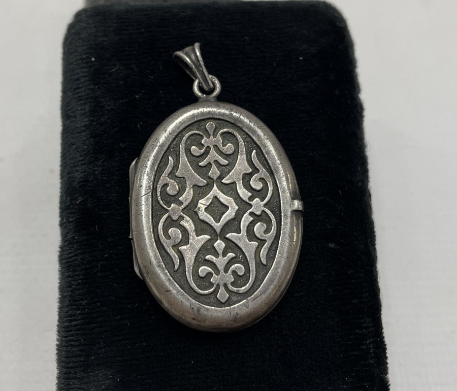 ÜZERİ KABARTMA İŞÇİLİKLİ 1930 LARDAN GÜMÜŞ KOLYE FOTOĞRAFLIK