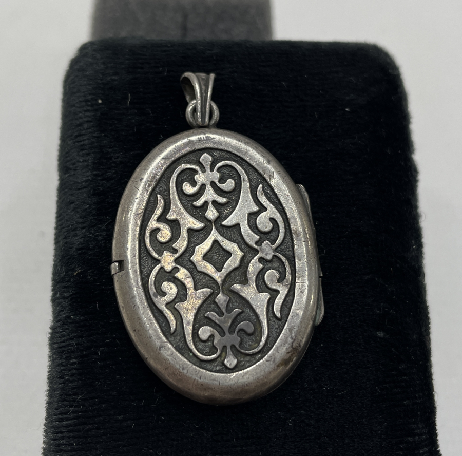 ÜZERİ KABARTMA İŞÇİLİKLİ 1930 LARDAN GÜMÜŞ KOLYE FOTOĞRAFLIK