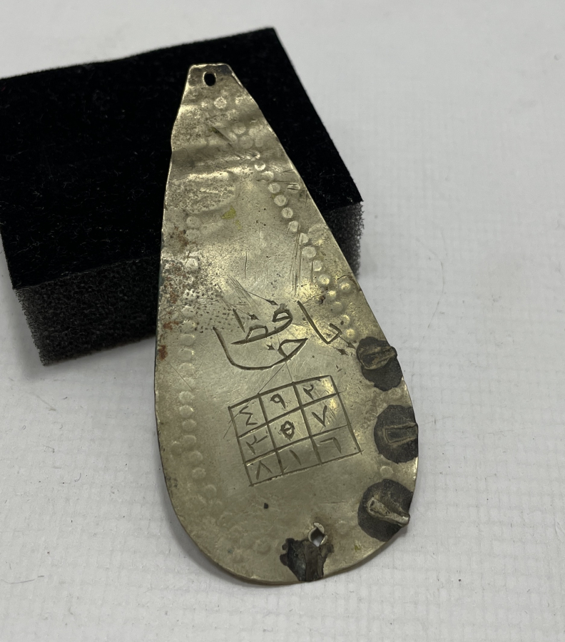 ÜZERİNDE OSMANLICA YA HAFIZ YAZILI VE EBCEDLİ KOLYE