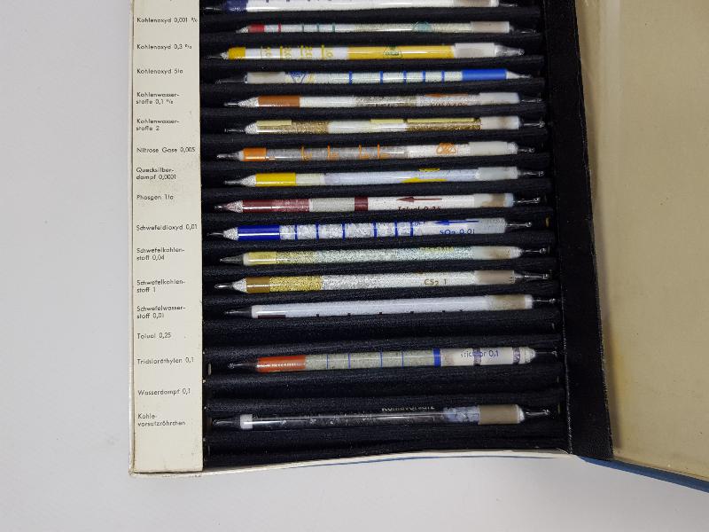 ALMAN YAPIMI KUTUSUNDA TEST TÜPLERİ 