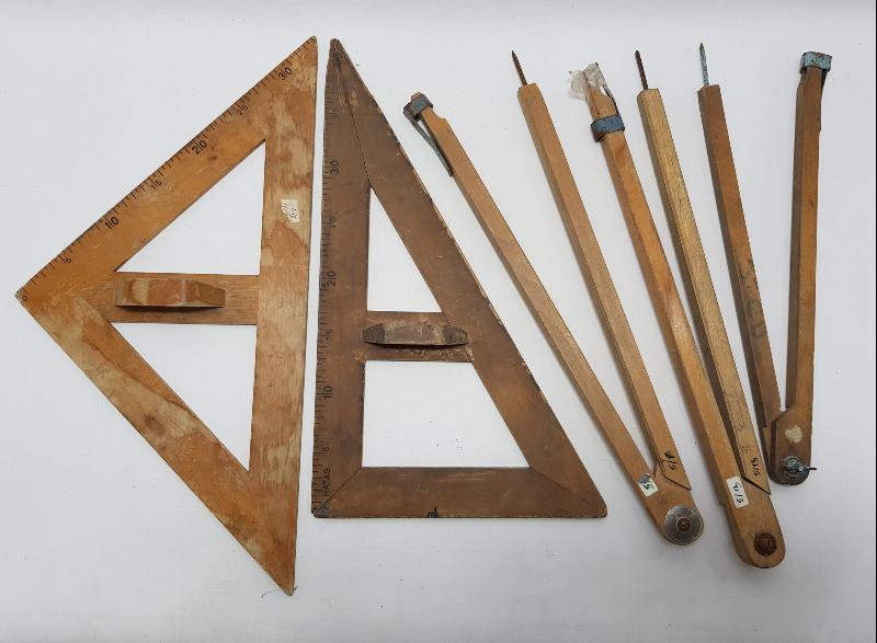 EĞİTİM TARİHİ: ESKİ OKUL GEREÇLERİ. İLETKİ, GÖNYE PERGEL TAKIMI 