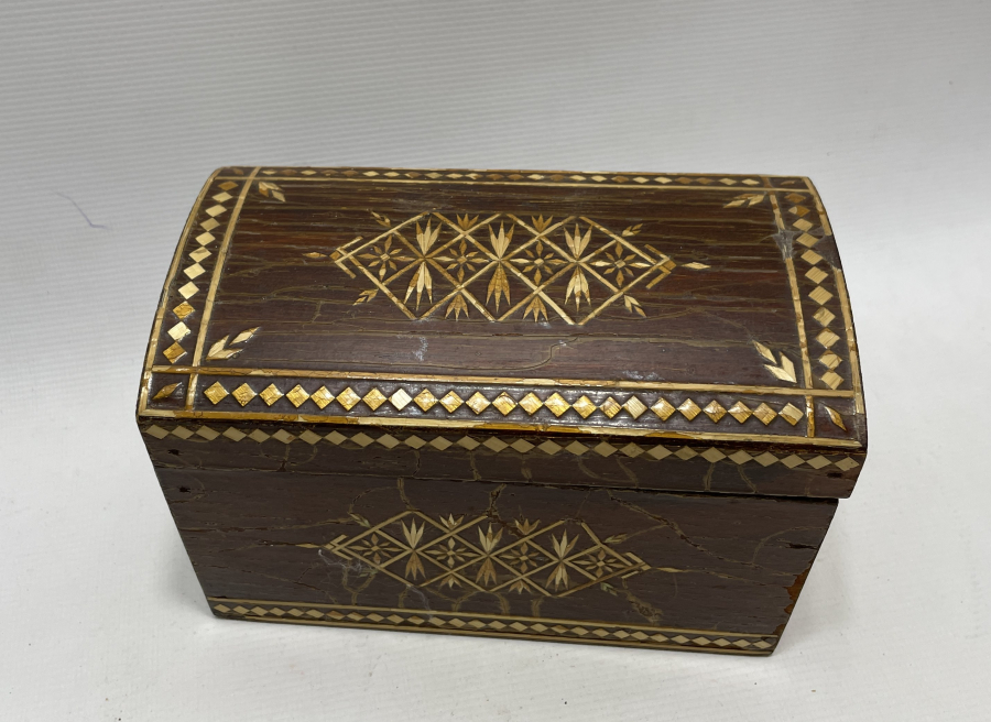 OSMANLI DÖNEMİ AHŞAP ÜZERİ SAMAN ÇÖPÜNDEN YAPILMIŞ KUTU