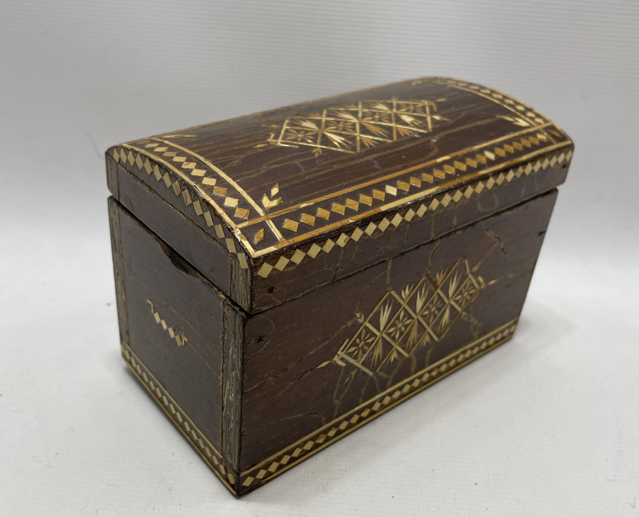 OSMANLI DÖNEMİ AHŞAP ÜZERİ SAMAN ÇÖPÜNDEN YAPILMIŞ KUTU