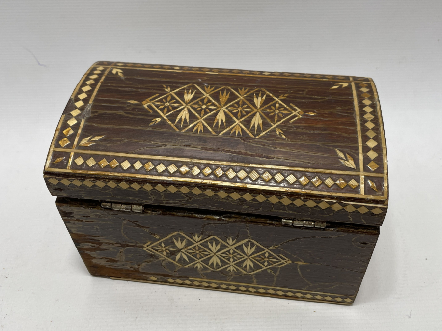 OSMANLI DÖNEMİ AHŞAP ÜZERİ SAMAN ÇÖPÜNDEN YAPILMIŞ KUTU