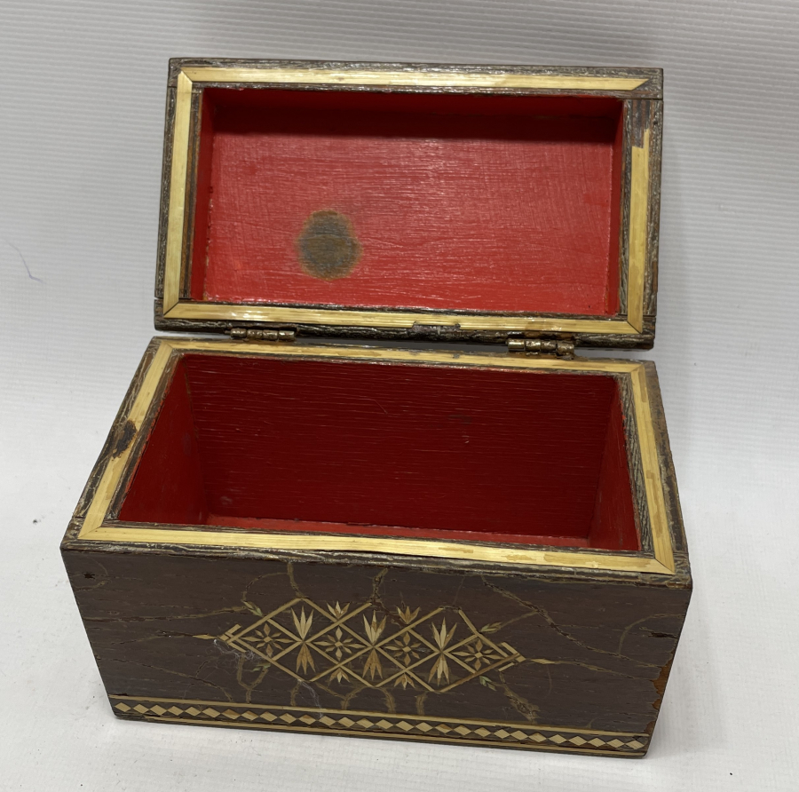 OSMANLI DÖNEMİ AHŞAP ÜZERİ SAMAN ÇÖPÜNDEN YAPILMIŞ KUTU