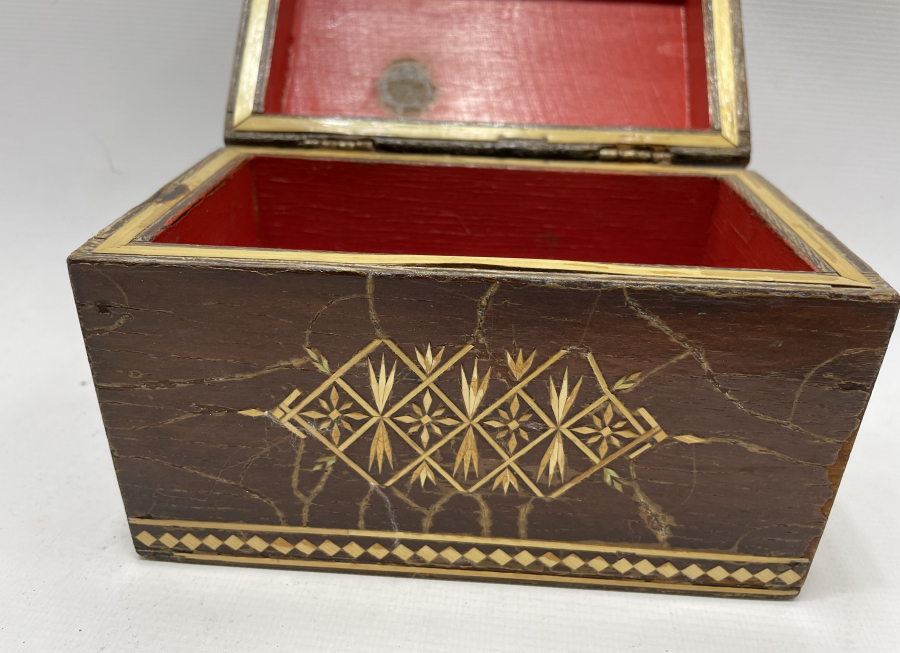 OSMANLI DÖNEMİ AHŞAP ÜZERİ SAMAN ÇÖPÜNDEN YAPILMIŞ KUTU