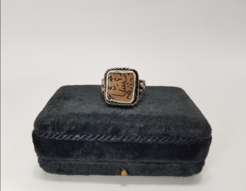 ÜZERİNDE OSMANLICA POLİS YAZILI DAMLA KEHRİBAR YÜZÜK 