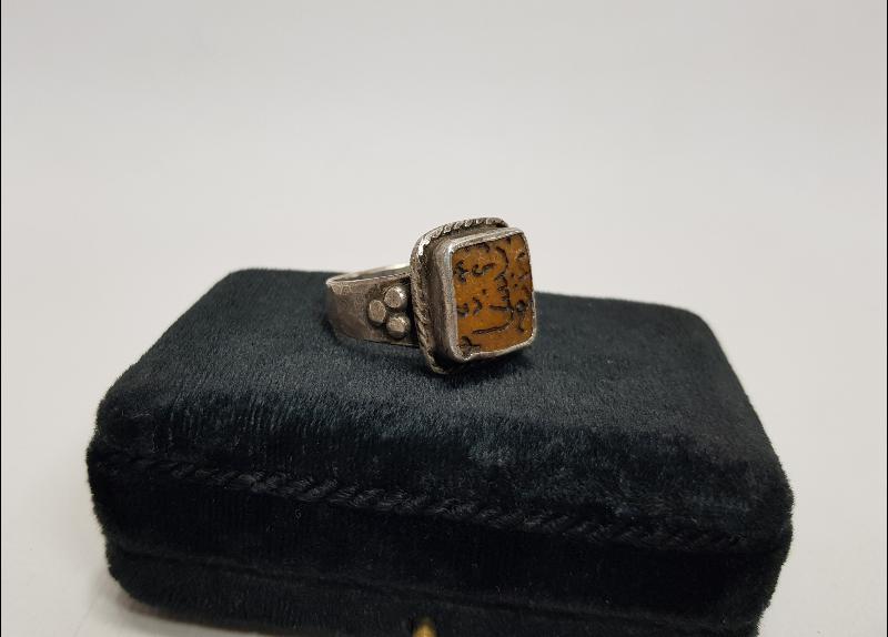 ÜZERİNDE OSMANLICA POLİS YAZILI DAMLA KEHRİBAR YÜZÜK 