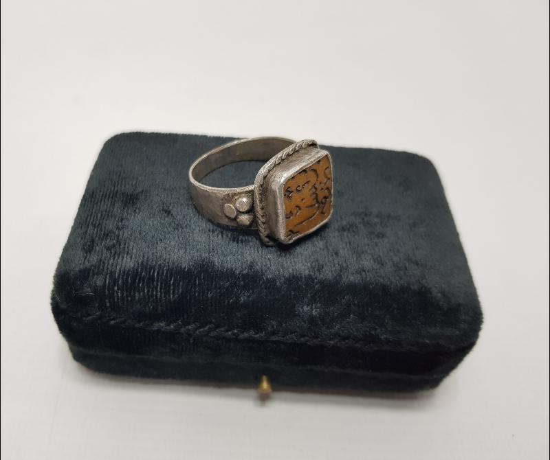 ÜZERİNDE OSMANLICA POLİS YAZILI DAMLA KEHRİBAR YÜZÜK 