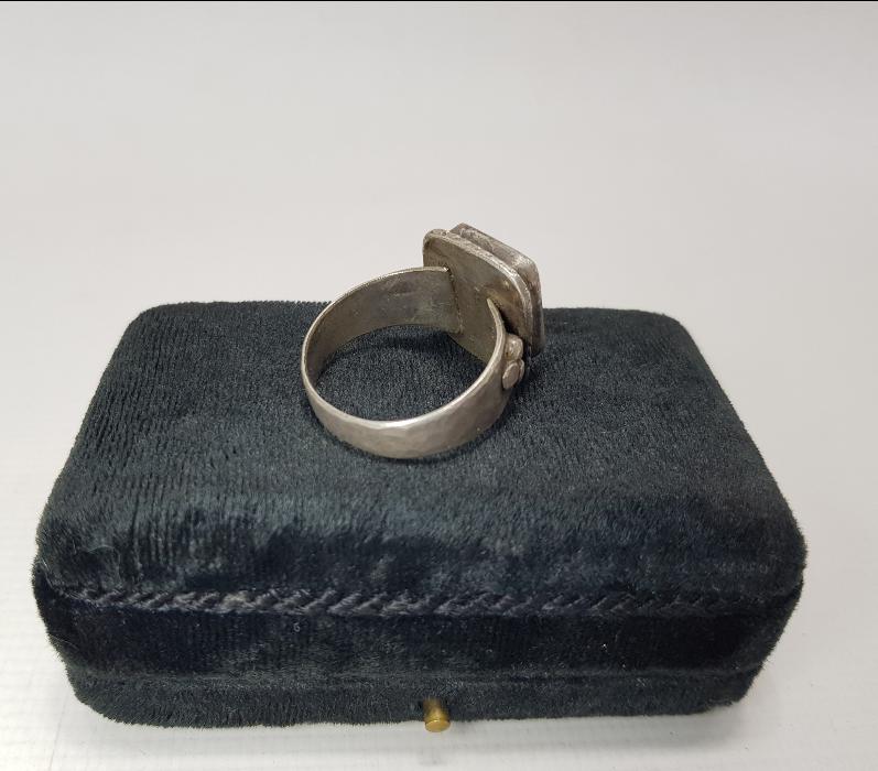 ÜZERİNDE OSMANLICA POLİS YAZILI DAMLA KEHRİBAR YÜZÜK 