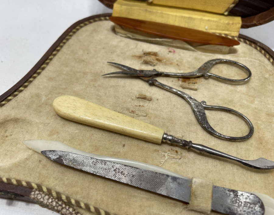 1900 BAŞLARI KUTUSUNDA MANİKÜR PEDİKÜR SETİ