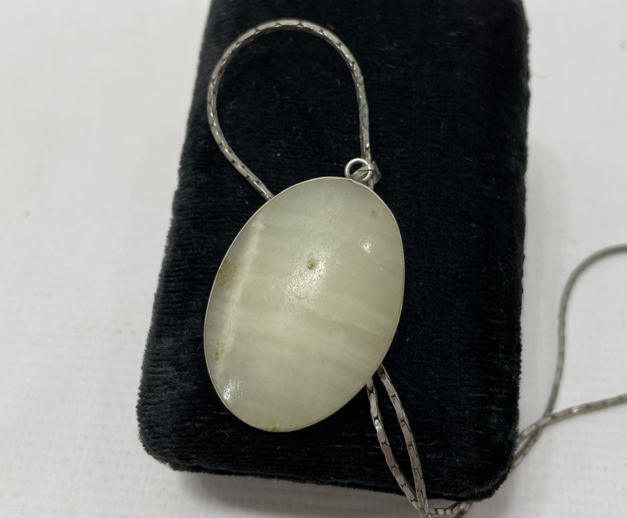 GÜMÜŞ VE DUMANLI KUVARS TAŞINDAN MAMUL KOLYE 