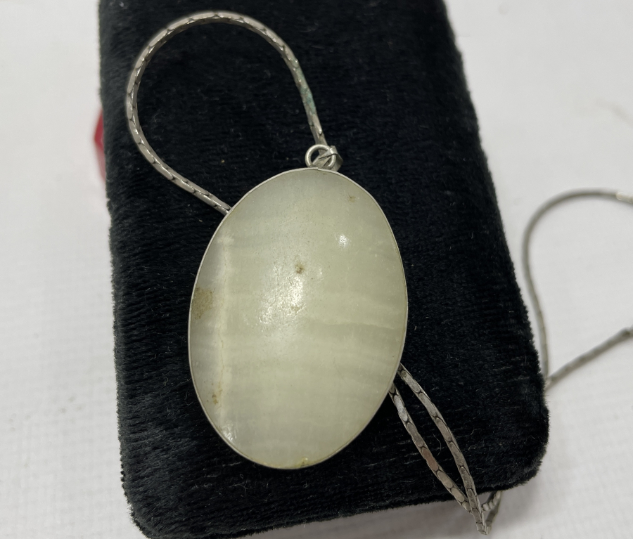 GÜMÜŞ VE DUMANLI KUVARS TAŞINDAN MAMUL KOLYE 