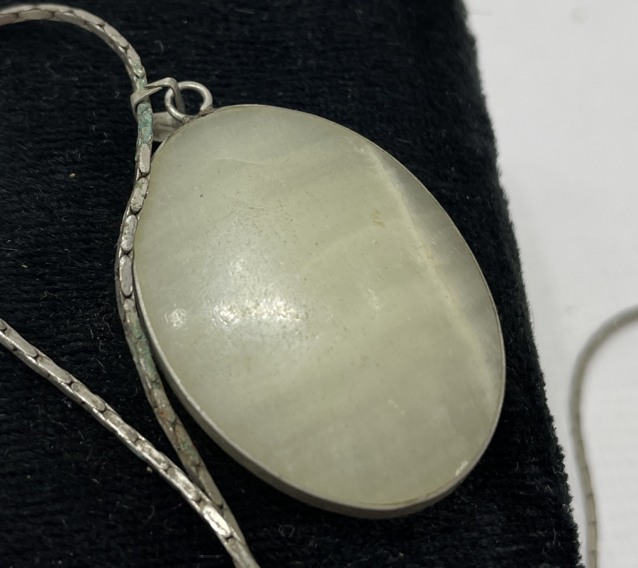 GÜMÜŞ VE DUMANLI KUVARS TAŞINDAN MAMUL KOLYE 