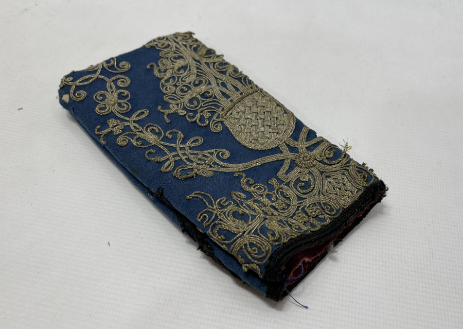 OSMANLI DÖNEMİ ÇUHADAN MAMUL GÜMÜŞ SIRMA İŞÇİLİKLİ GÖZLÜK KABI