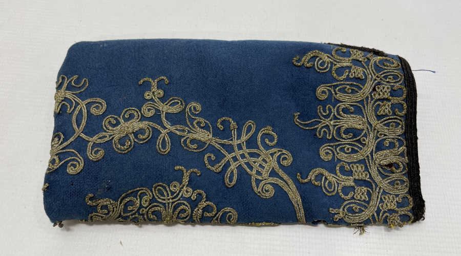 OSMANLI DÖNEMİ ÇUHADAN MAMUL GÜMÜŞ SIRMA İŞÇİLİKLİ GÖZLÜK KABI