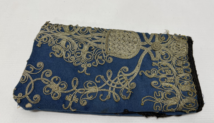 OSMANLI DÖNEMİ ÇUHADAN MAMUL GÜMÜŞ SIRMA İŞÇİLİKLİ GÖZLÜK KABI