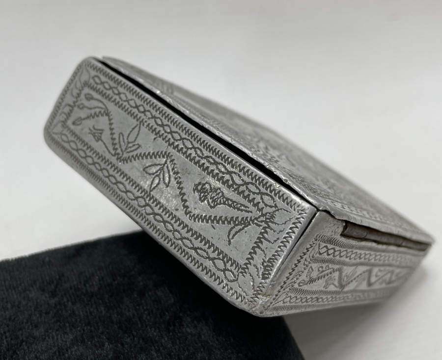 OSMANLI DÖNEMİ TAMAMI İŞLEMELİ ESARET YADİGARI ASKERİ TÜTÜN TABAKASI