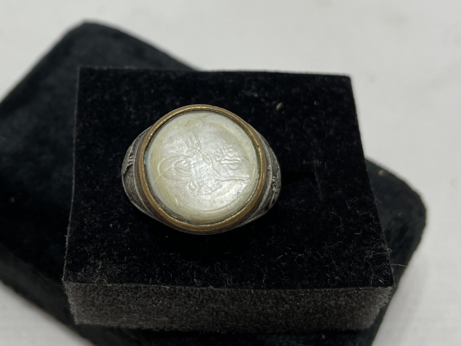 SEDEF ÜZERİ TUĞRA KAZINMIŞ ÖZEL YAPIM GÜMÜŞ YÜZÜK