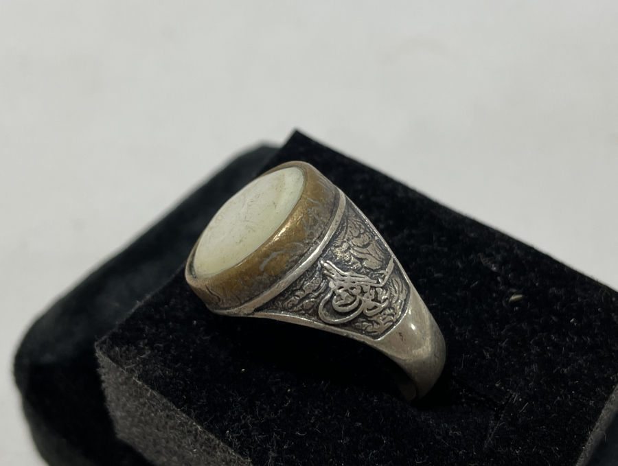 SEDEF ÜZERİ TUĞRA KAZINMIŞ ÖZEL YAPIM GÜMÜŞ YÜZÜK