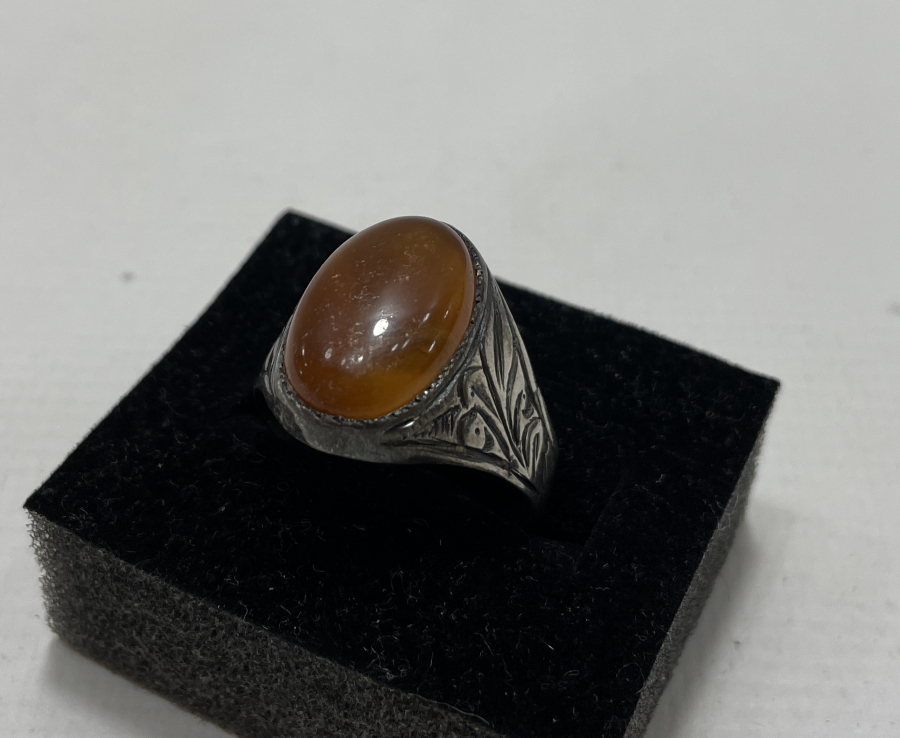 AKİK TAŞLI VE YAN KISIMLARI İŞLEMELİ GÜMÜŞ YÜZÜK