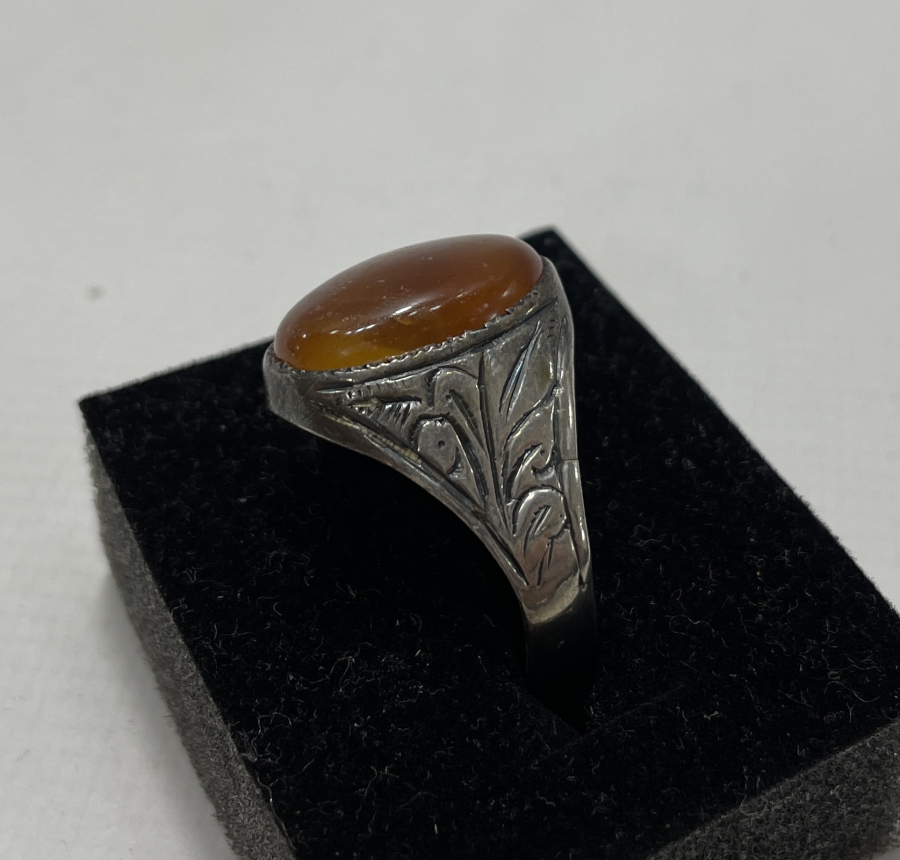 AKİK TAŞLI VE YAN KISIMLARI İŞLEMELİ GÜMÜŞ YÜZÜK