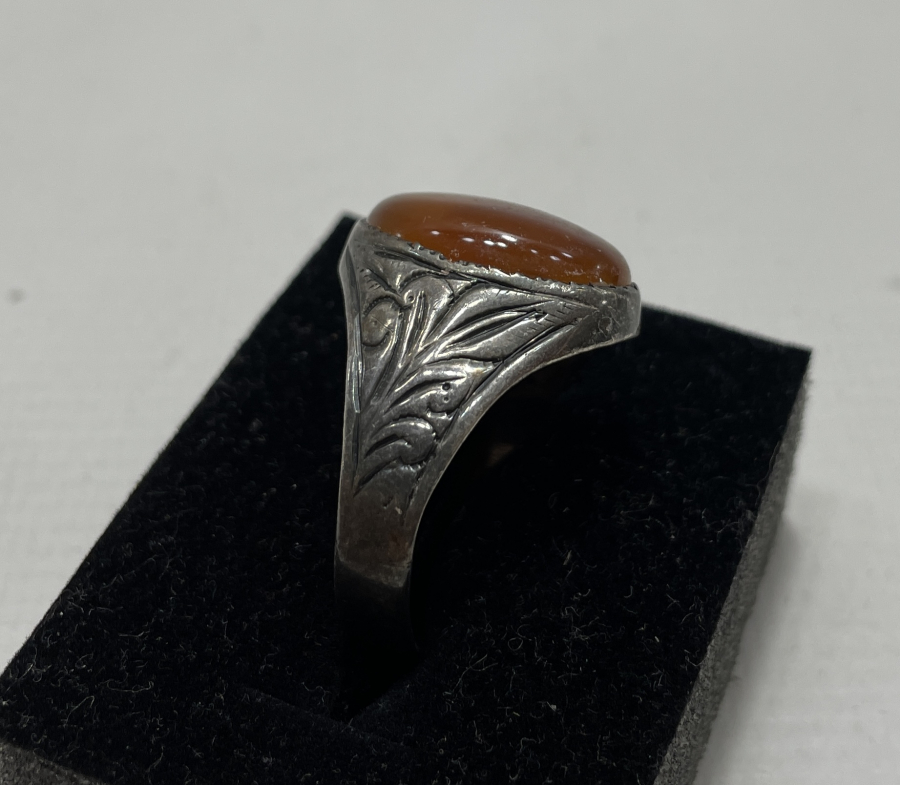 AKİK TAŞLI VE YAN KISIMLARI İŞLEMELİ GÜMÜŞ YÜZÜK