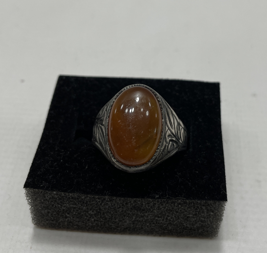 AKİK TAŞLI VE YAN KISIMLARI İŞLEMELİ GÜMÜŞ YÜZÜK