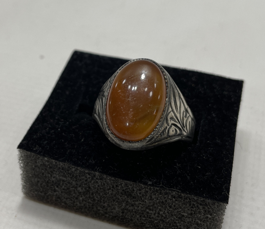 AKİK TAŞLI VE YAN KISIMLARI İŞLEMELİ GÜMÜŞ YÜZÜK