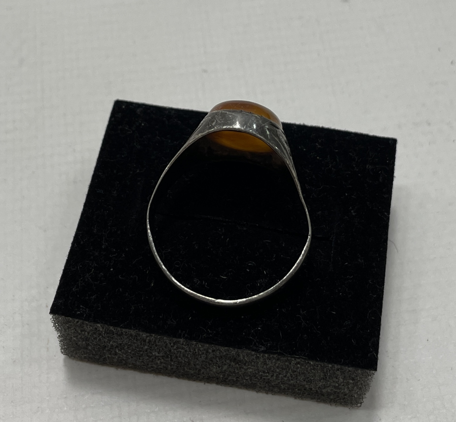 AKİK TAŞLI VE YAN KISIMLARI İŞLEMELİ GÜMÜŞ YÜZÜK